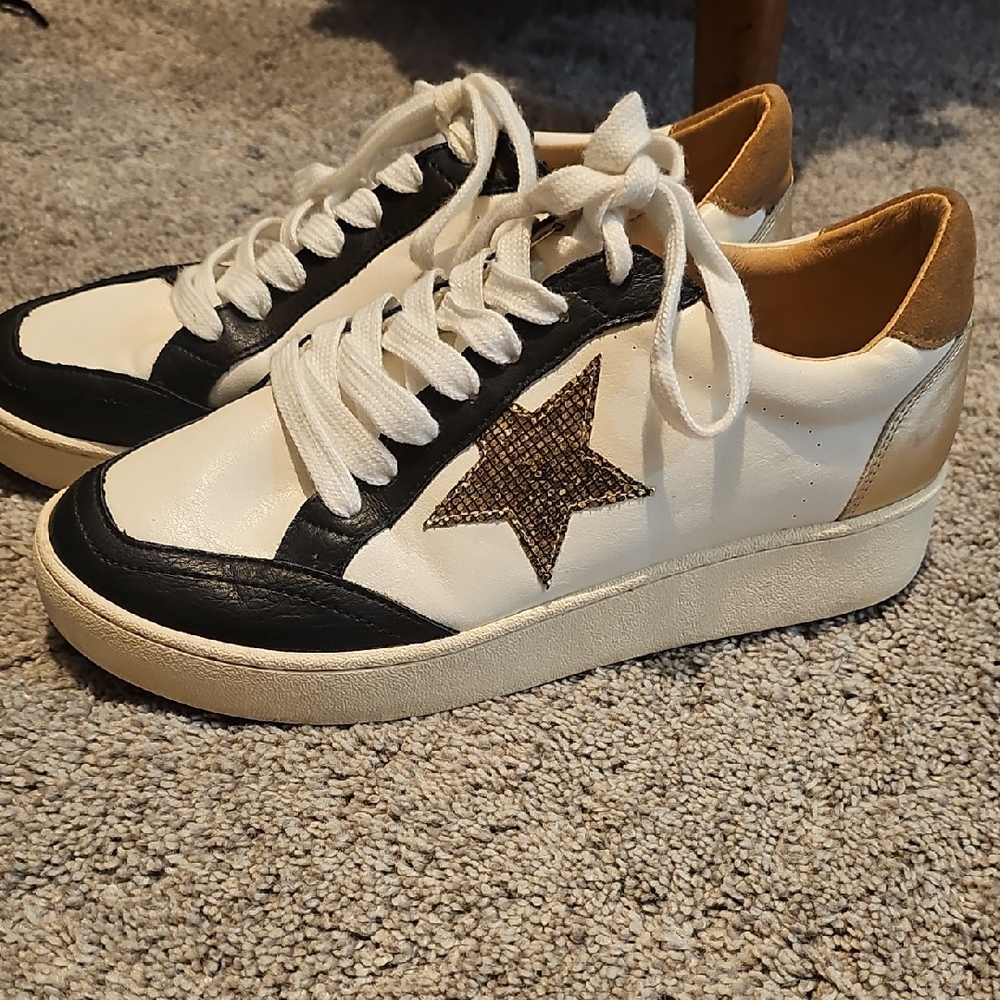 Stylish Women's Sneakers with Star Design